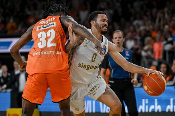 直塞让队友 直塞让队友